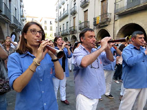 Sant Joan 2016. Arribada de la Flama del Canig&oacute;. Castells dels Marrecs de Salt a la pla&ccedil;a del Vi