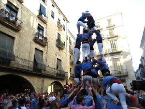 Sant Joan 2016. Arribada de la Flama del Canig&oacute;. Castells dels Marrecs de Salt a la pla&ccedil;a del Vi