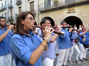 Sant Joan 2016. Arribada de la Flama del Canig&oacute;. Castells dels Marrecs de Salt a la pla&ccedil;a del Vi