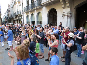 Sant Joan 2016. Arribada de la Flama del Canig&oacute;. Castells dels Marrecs de Salt a la pla&ccedil;a del Vi