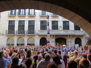 Sant Joan 2016. Arribada de la Flama del Canig&oacute;. Castells dels Marrecs de Salt a la pla&ccedil;a del Vi