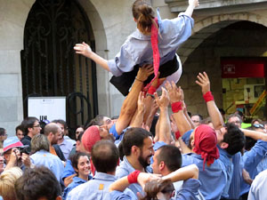 Sant Joan 2016. Arribada de la Flama del Canig&oacute;. Castells dels Marrecs de Salt a la pla&ccedil;a del Vi