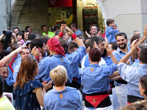 Sant Joan 2016. Arribada de la Flama del Canig&oacute;. Castells dels Marrecs de Salt a la pla&ccedil;a del Vi