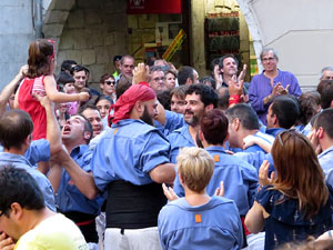 Sant Joan 2016. Arribada de la Flama del Canig&oacute;. Castells dels Marrecs de Salt a la pla&ccedil;a del Vi