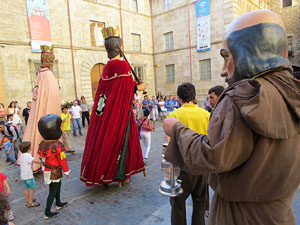 Sant Joan 2016. Arribada de la Flama del Canig&oacute;. La cercavila