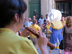 Sant Joan 2016. Arribada de la Flama del Canig&oacute;. La cercavila