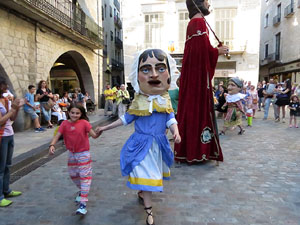 Sant Joan 2016. Arribada de la Flama del Canig&oacute;. Ballada de cloenda a la pla&ccedil;a del Vi