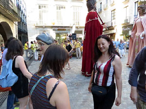 Sant Joan 2016. Arribada de la Flama del Canig&oacute;. Ballada de cloenda a la pla&ccedil;a del Vi