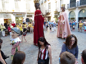 Sant Joan 2016. Arribada de la Flama del Canig&oacute;. Ballada de cloenda a la pla&ccedil;a del Vi