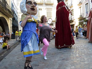 Sant Joan 2016. Arribada de la Flama del Canig&oacute;. Ballada de cloenda a la pla&ccedil;a del Vi