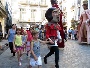 Sant Joan 2016. Arribada de la Flama del Canig&oacute;. Ballada de cloenda a la pla&ccedil;a del Vi