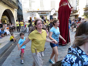 Sant Joan 2016. Arribada de la Flama del Canig&oacute;. Ballada de cloenda a la pla&ccedil;a del Vi