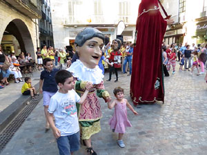 Sant Joan 2016. Arribada de la Flama del Canig&oacute;. Ballada de cloenda a la pla&ccedil;a del Vi