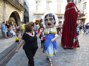 Sant Joan 2016. Arribada de la Flama del Canig&oacute;. Ballada de cloenda a la pla&ccedil;a del Vi