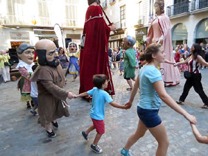 Sant Joan 2016. Arribada de la Flama del Canig&oacute;. Ballada de cloenda a la pla&ccedil;a del Vi