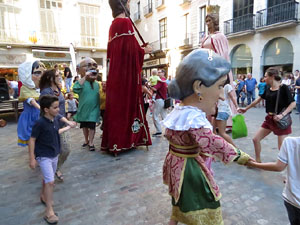 Sant Joan 2016. Arribada de la Flama del Canig&oacute;. Ballada de cloenda a la pla&ccedil;a del Vi