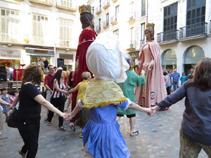 Sant Joan 2016. Arribada de la Flama del Canig&oacute;. Ballada de cloenda a la pla&ccedil;a del Vi
