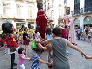 Sant Joan 2016. Arribada de la Flama del Canig&oacute;. Ballada de cloenda a la pla&ccedil;a del Vi