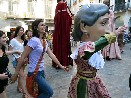 Sant Joan 2016. Arribada de la Flama del Canig&oacute;. Ballada de cloenda a la pla&ccedil;a del Vi