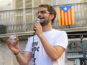 Sant Joan 2016. Arribada de la Flama del Canig&oacute;. Encesa del foc a la pla&ccedil;a del Vi