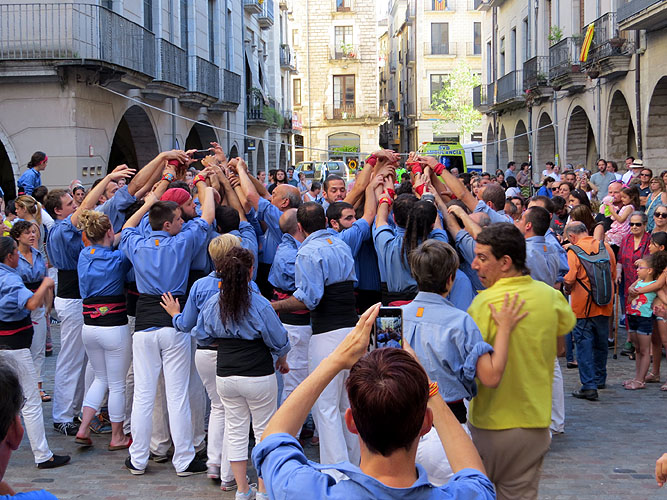 Sant Joan 2016. Arribada de la Flama del Canig&oacute;. Encesa del foc a la pla&ccedil;a del Vi