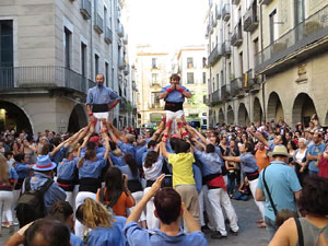 Sant Joan 2016. Arribada de la Flama del Canig&oacute;. Encesa del foc a la pla&ccedil;a del Vi