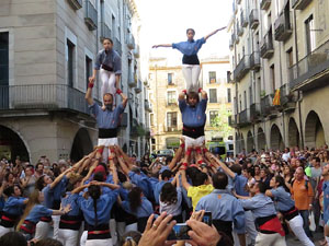 Sant Joan 2016. Arribada de la Flama del Canig&oacute;. Encesa del foc a la pla&ccedil;a del Vi