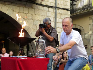 Sant Joan 2016. Arribada de la Flama del Canig&oacute;. Encesa del foc a la pla&ccedil;a del Vi