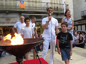 Sant Joan 2016. Arribada de la Flama del Canig&oacute;. Encesa del foc a la pla&ccedil;a del Vi