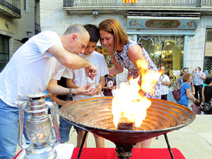 Sant Joan 2016. Arribada de la Flama del Canig&oacute;. Encesa del foc a la pla&ccedil;a del Vi