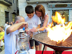 Sant Joan 2016. Arribada de la Flama del Canig&oacute;. Encesa del foc a la pla&ccedil;a del Vi