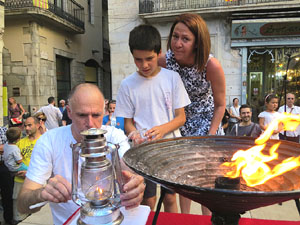 Sant Joan 2016. Arribada de la Flama del Canig&oacute;. Encesa del foc a la pla&ccedil;a del Vi