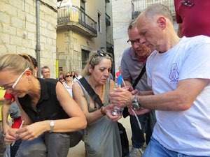 Sant Joan 2016. Arribada de la Flama del Canig&oacute;. Encesa del foc a la pla&ccedil;a del Vi