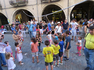 Sant Joan 2016. Arribada de la Flama del Canig&oacute;. Jocs a la pla&ccedil;a del Vi