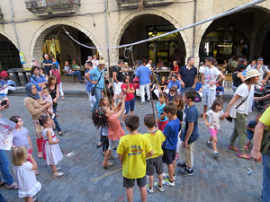 Sant Joan 2016. Arribada de la Flama del Canig&oacute;. Jocs a la pla&ccedil;a del Vi
