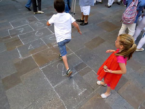 Sant Joan 2016. Arribada de la Flama del Canig&oacute;. Jocs a la pla&ccedil;a del Vi