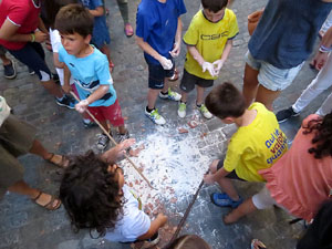 Sant Joan 2016. Arribada de la Flama del Canig&oacute;. Jocs a la pla&ccedil;a del Vi