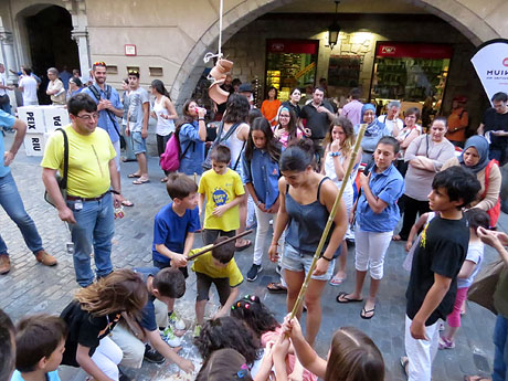 Sant Joan 2016. Arribada de la Flama del Canig&oacute;. Jocs a la pla&ccedil;a del Vi