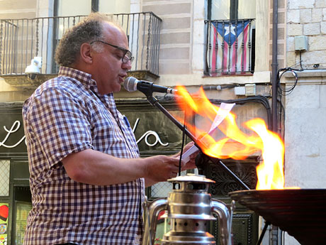Sant Joan 2016. Arribada de la Flama del Canig&oacute;. Lectura del manifest per Ramon Grau a la pla&ccedil;a del Vi