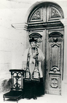 L'abat Fran�ois-B&eacute;renger Sauni&egrave;re davant la porta de la seva esgl&eacute;sia. 1905