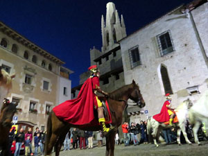 Setmana Santa 2016 a Girona. Sortida dels Manaies per lliurar el Pen&oacute;