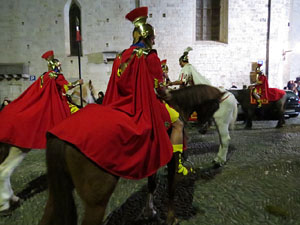 Setmana Santa 2016 a Girona. Sortida dels Manaies per lliurar el Pen&oacute;