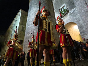 Setmana Santa 2016 a Girona. Sortida dels Manaies per lliurar el Pen&oacute;