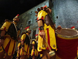 Setmana Santa 2016 a Girona. Sortida dels Manaies per lliurar el Pen&oacute;