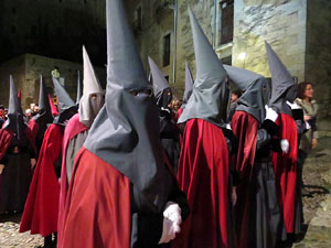 Setmana Santa 2016 a Girona. Sortida dels Manaies per lliurar el Pen&oacute;