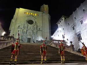 Setmana Santa 2016 a Girona. Sortida dels Manaies per lliurar el Pen&oacute;