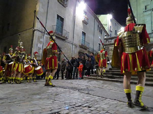 Setmana Santa 2016 a Girona. Sortida dels Manaies per lliurar el Pen&oacute;
