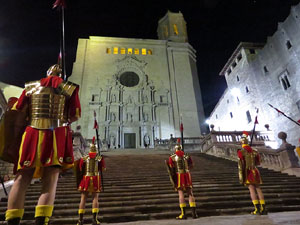 Setmana Santa 2016 a Girona. Sortida dels Manaies per lliurar el Pen&oacute;