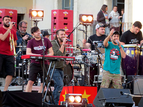 Festival Strenes 2017. Concert inaugural al terrat del punt d'Informaci&oacute; de la Rambla, a c&grave;rrec de Txarango