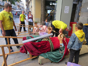 Taller de capgrossos i bastoners organitzat pel grup geganter Fal&middot;lera Gironina